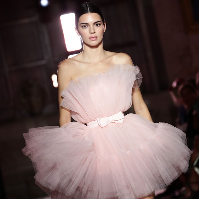 Kendall Jenner sube a la pasarela su icónico vestido 'algodón de azúcar'