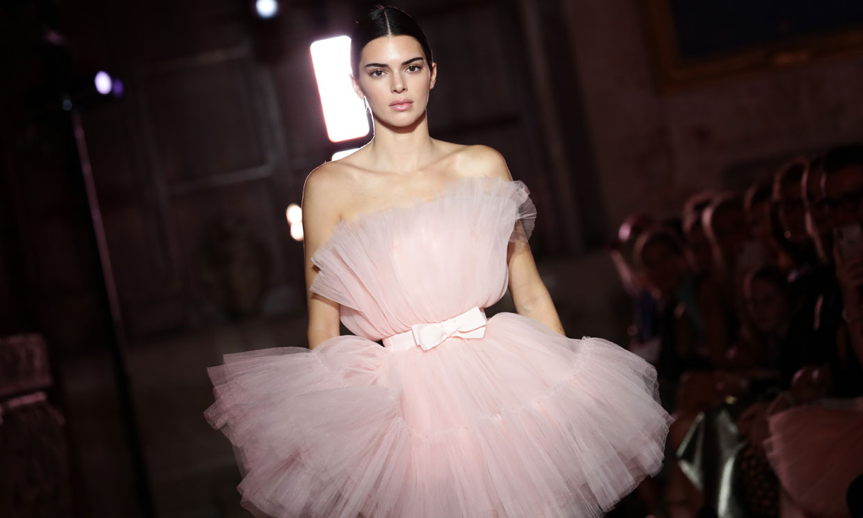 Kendall Jenner sube a la pasarela su icónico vestido 'algodón de azúcar'