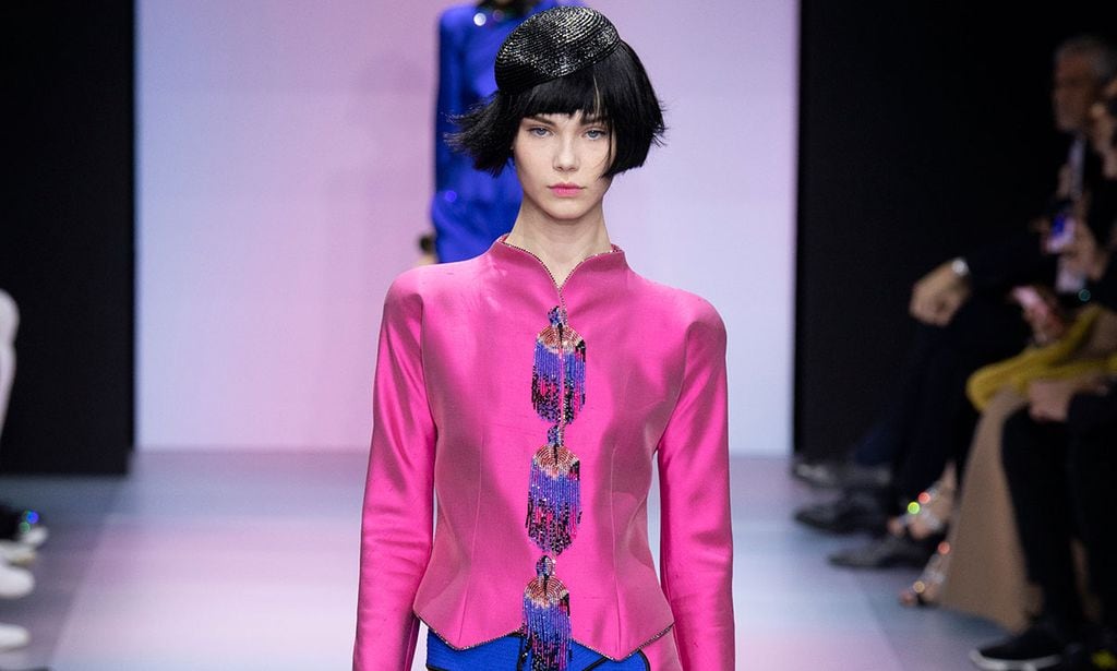 Armani Privé vuelve a trasladarnos a Asia con colores vibrantes y tejidos de seda