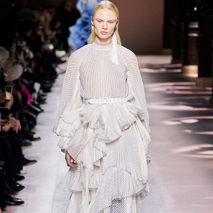Givenchy nos enseña a llevar prendas con impactantes volúmenes esta primavera