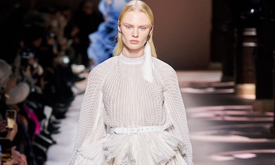 Givenchy nos enseña a llevar prendas con impactantes volúmenes esta primavera