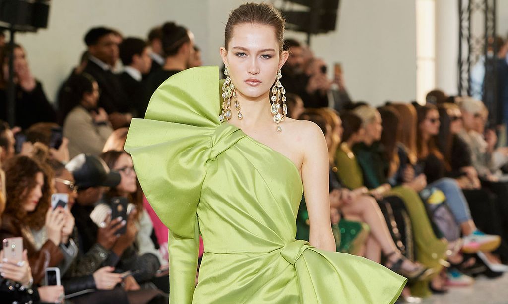 Hombreras, volantes y capas: Elie Saab presenta sus propuestas más maximalistas