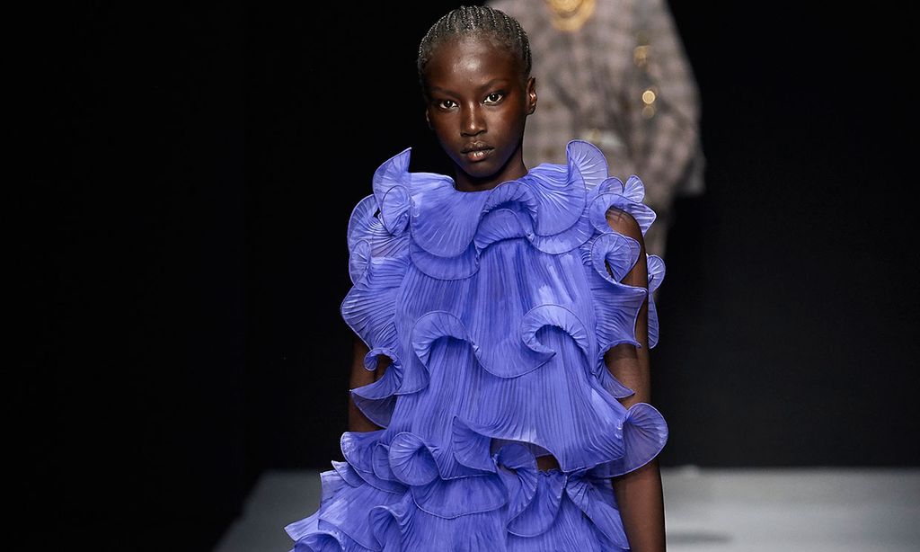 Oda al negro vs colores vibrantes: el juego de opuestos de Alberta Ferretti