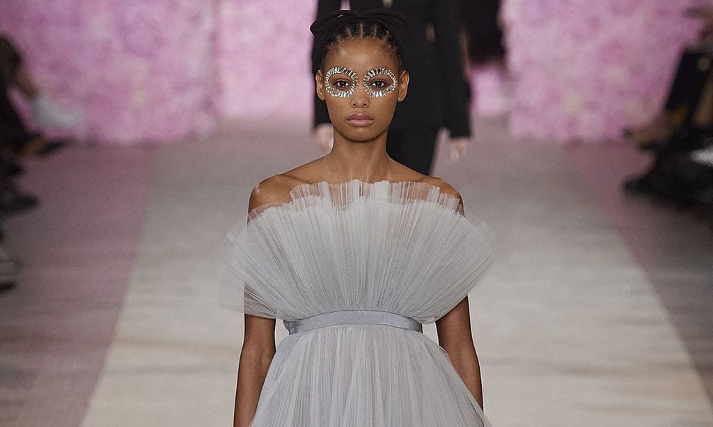 Plumas, tul y 'tweed': Los looks de Giambattista Valli con vocación de alfombra roja