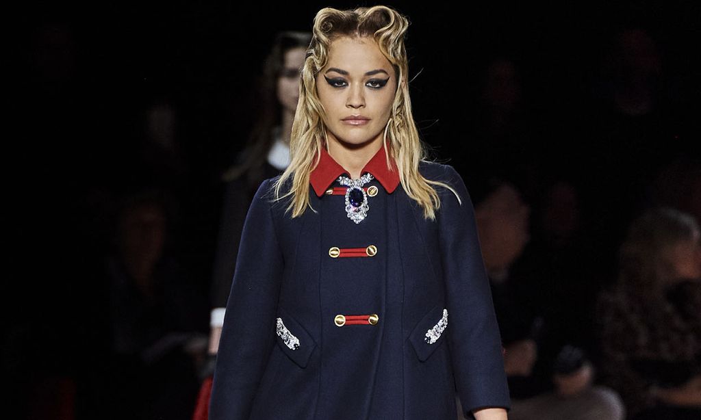 Rita Ora sigue los pasos de Miley Cyrus y debuta como modelo en Paris Fashion Week