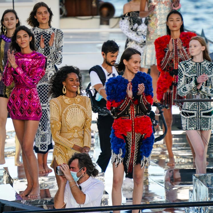 En un barco y con las modelos descalzas: el inusual desfile de Balmain por su aniversario