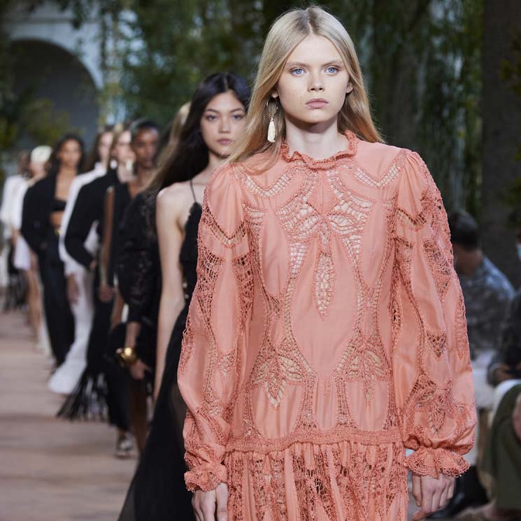 Alberta Ferretti no arriesga pero gana con su colección más ponible (y estilosa)