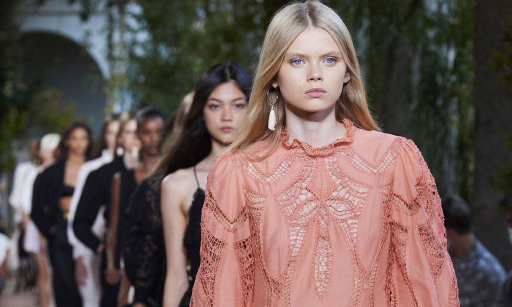 Alberta Ferretti no arriesga pero gana con su colección más ponible (y estilosa)