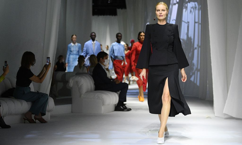 A sus 47 años, Eva Herzigova revalida su título de supermodelo en Milán