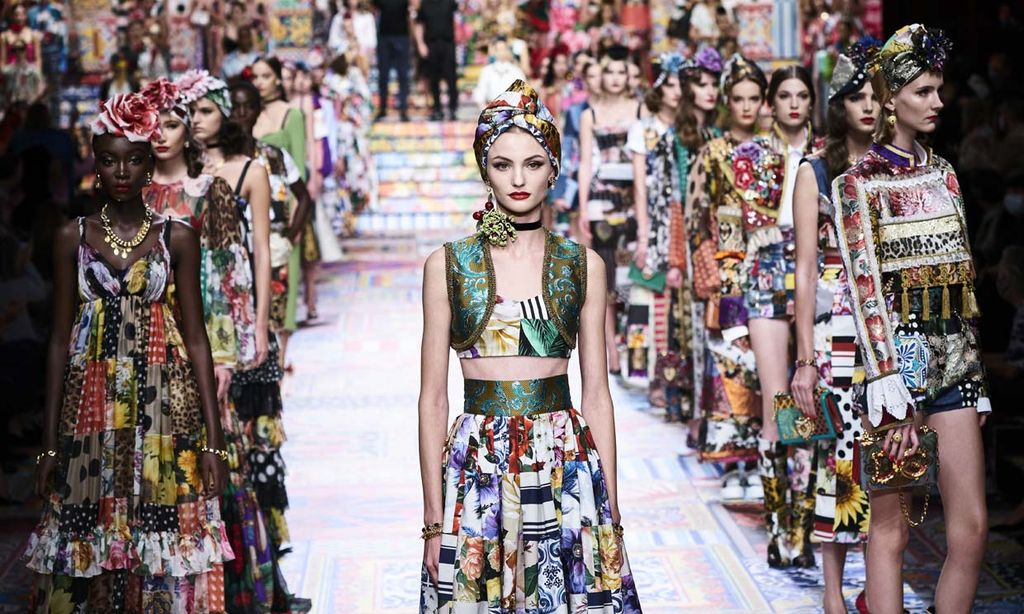 Dolce&Gabbana convierte los azulejos sicilianos en coloristas prendas de ensueño