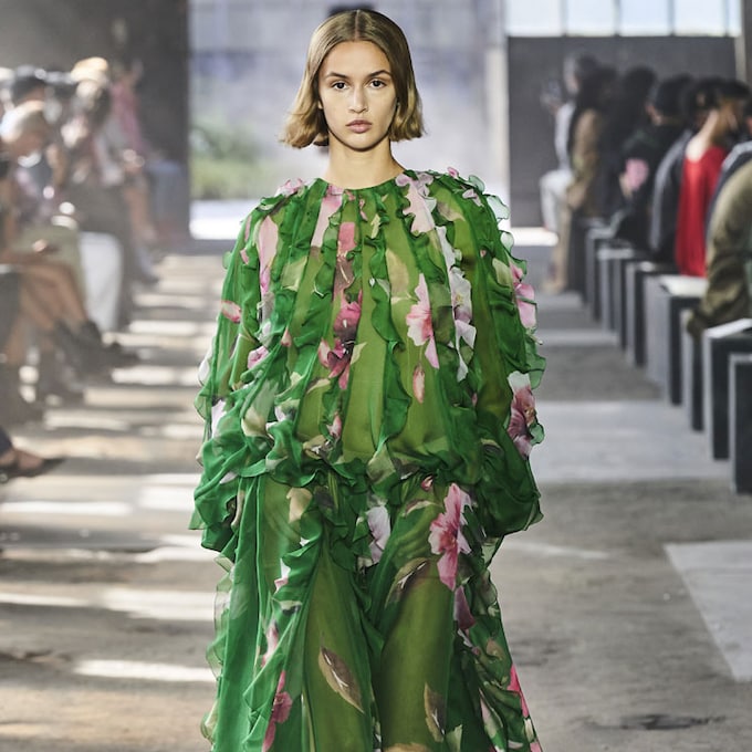 Flores, minifaldas y brocados dominan las propuestas de Valentino para la próxima primavera