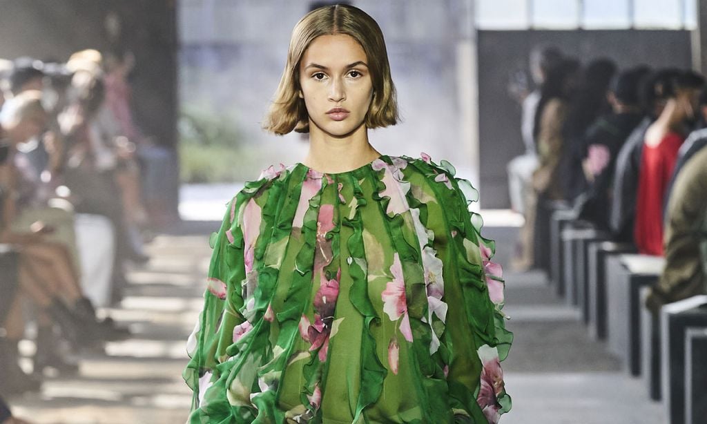 Flores, minifaldas y brocados dominan las propuestas de Valentino para la próxima primavera