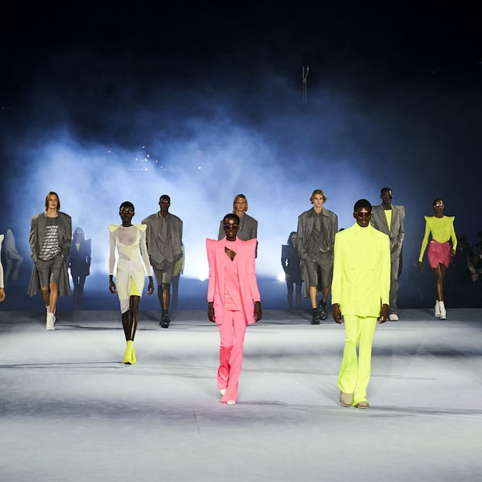 El desfile viral de Balmain renueva los básicos de moda y transforma el 'denim'