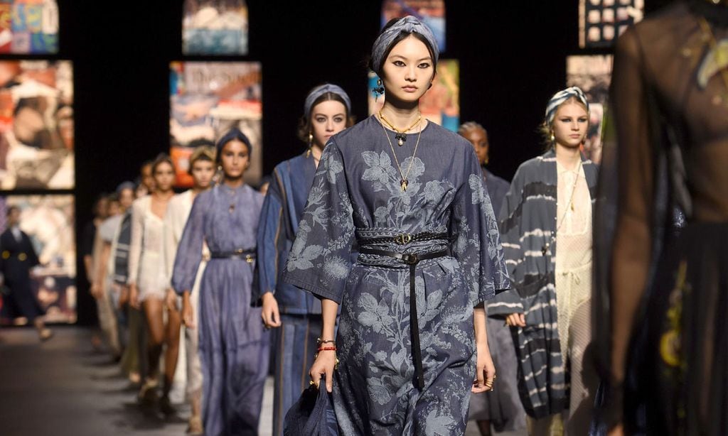 Los caftanes y vestidos estampados que llevarás la próxima primavera los tiene Dior