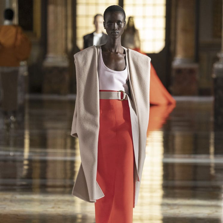 Valentino se 'cuela' desde Roma en la Alta Costura de París y sin su tradicional color rojo