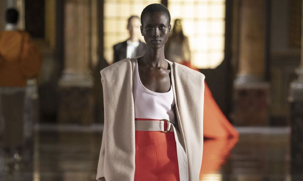 Valentino se 'cuela' desde Roma en la Alta Costura de París y sin su tradicional color rojo