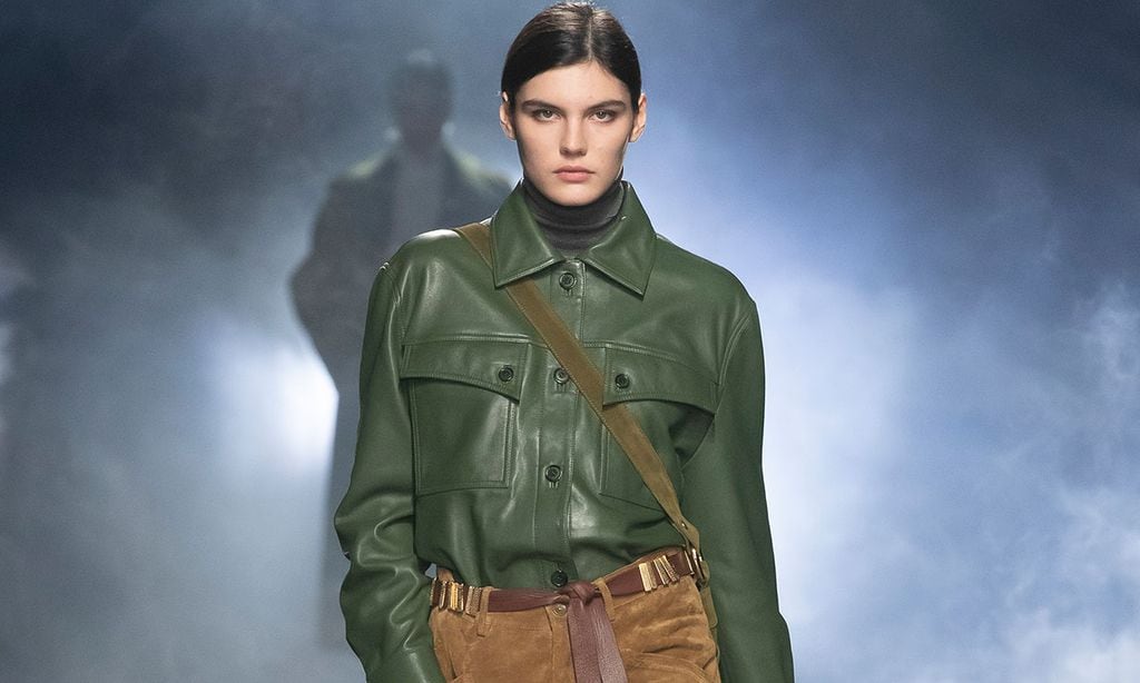 Alberta Ferretti transforma nuestros básicos con un inesperado juego de texturas