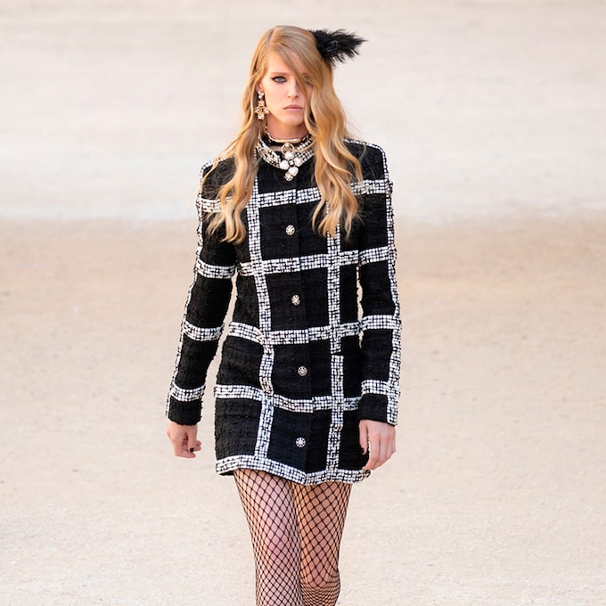 Minifaldas y medias de rejilla: Chanel presenta su colección más 'punk'