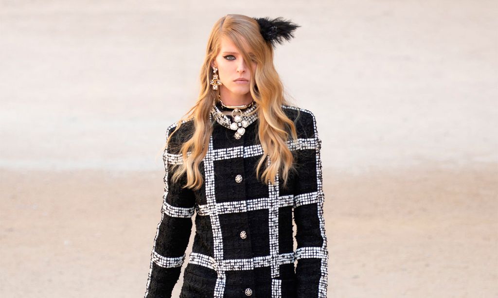 Minifaldas y medias de rejilla: Chanel presenta su colección más 'punk'