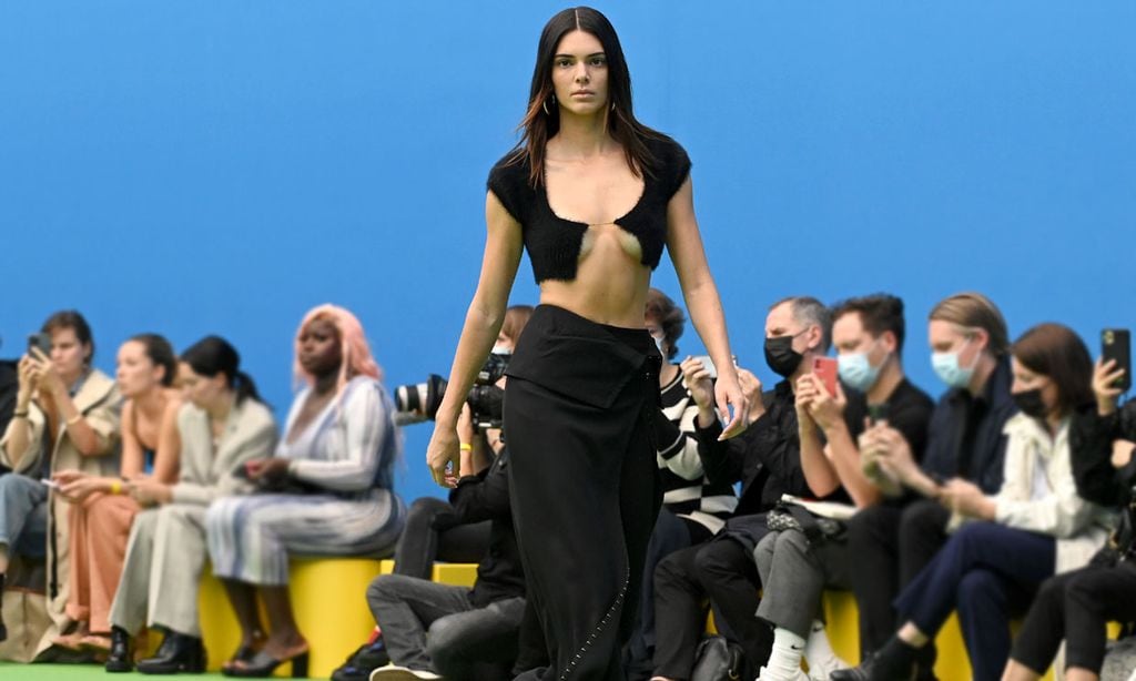 Kendall Jenner retorna a la pasarela bajo la atenta mirada de Rosalía