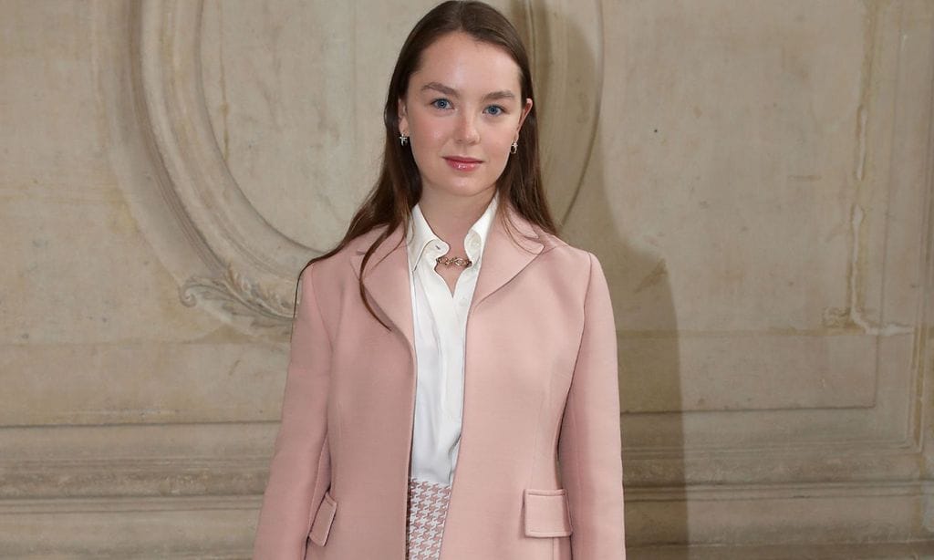 Alejandra de Hannover, pura elegancia con su minifalda de ‘tweed’ rosa en París