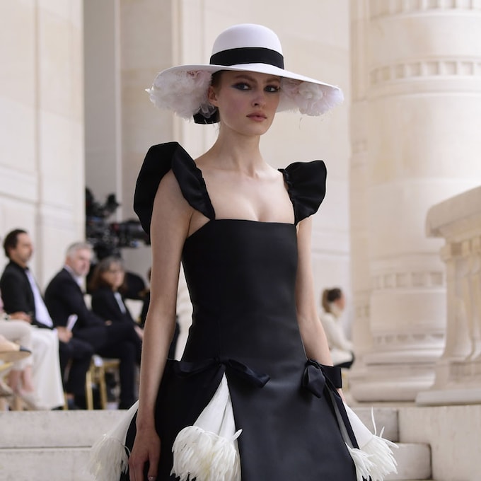 'Cropped tops', lentejuelas y un vestido de novia: Chanel nos lleva al museo con su Alta Costura