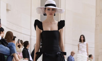 'Cropped tops', lentejuelas y un vestido de novia: Chanel nos lleva al museo con su Alta Costura