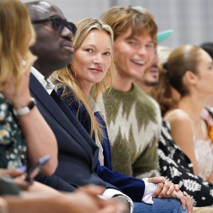 Kate Moss, una orgullosa mamá ante el éxito de su hija, Lila, sobre la pasarela