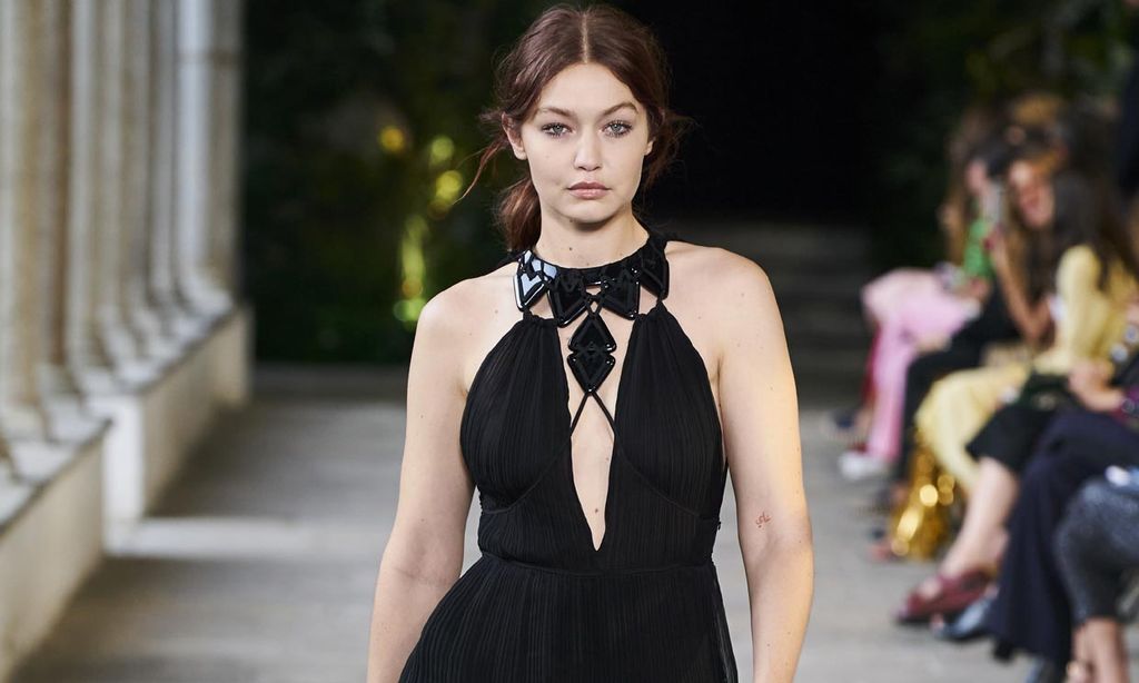 El renacer de Alberta Ferretti: vestidos de invitada y superposiciones inesperadas para vestir bien siempre