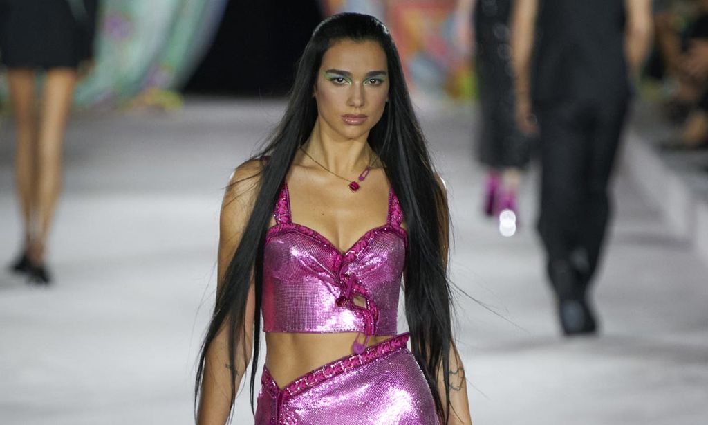 Confirmado por el desfile de Versace con Dua Lipa: vuelve el talle bajo