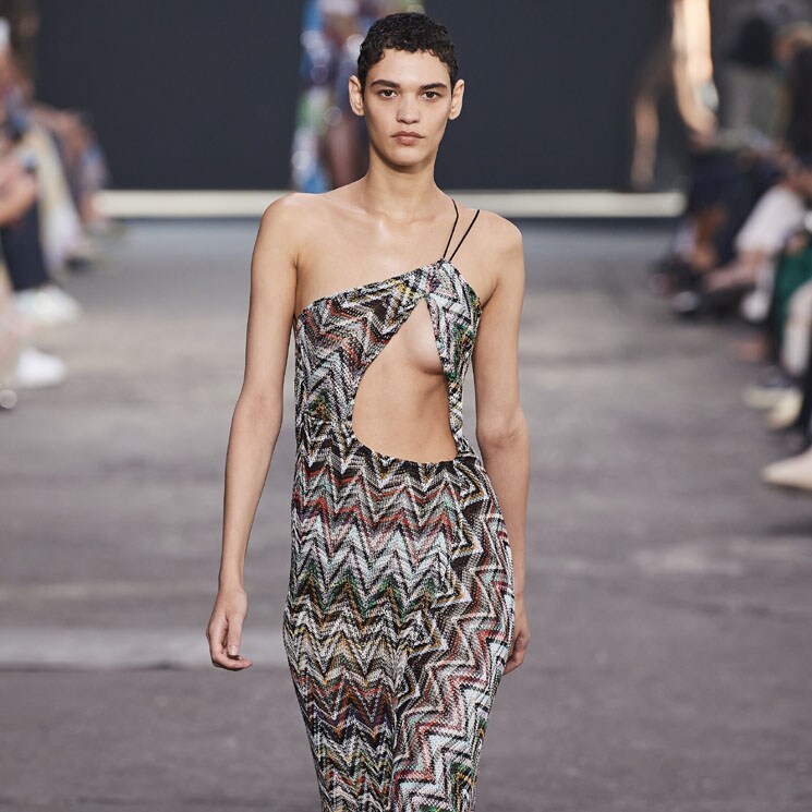 Aberturas, escotes tendencia y metalizados actualizan los diseños icónicos de Missoni