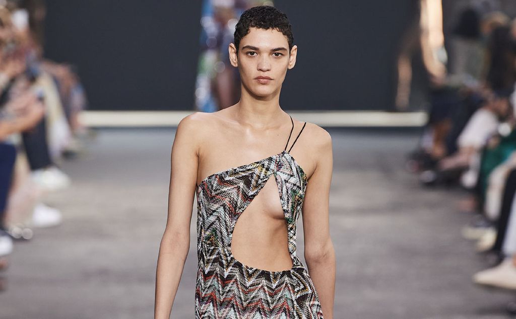 Aberturas, escotes tendencia y metalizados actualizan los diseños icónicos de Missoni