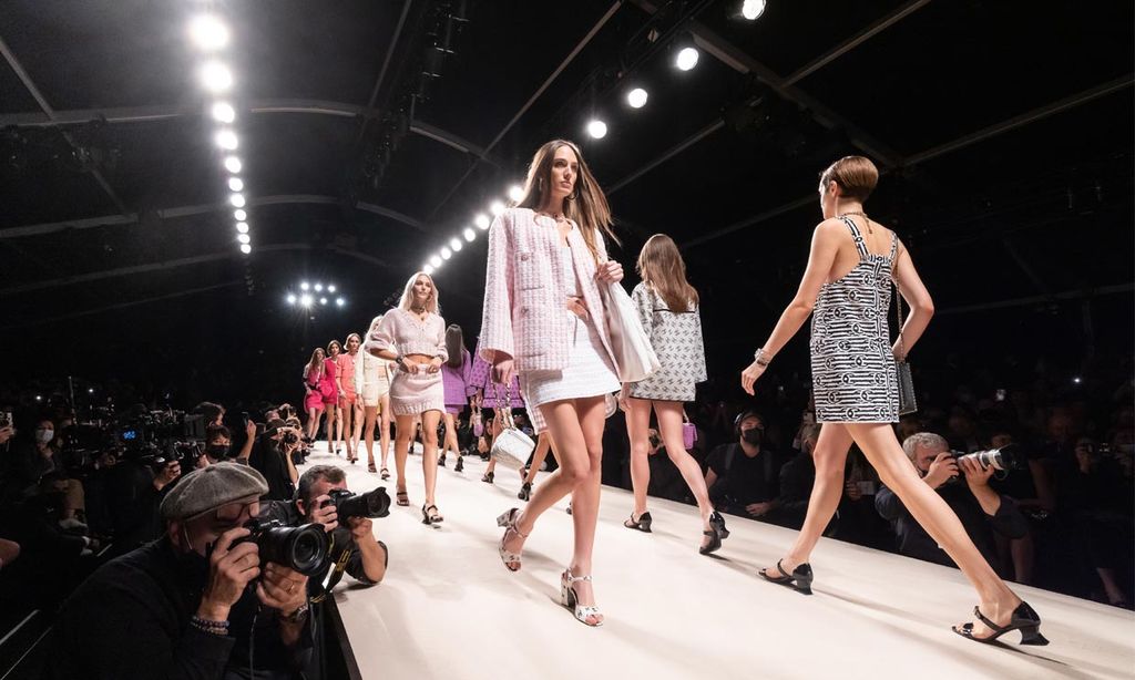 Hombreras, brillos, cuero... El desfile de Chanel te hará viajar a los años 80