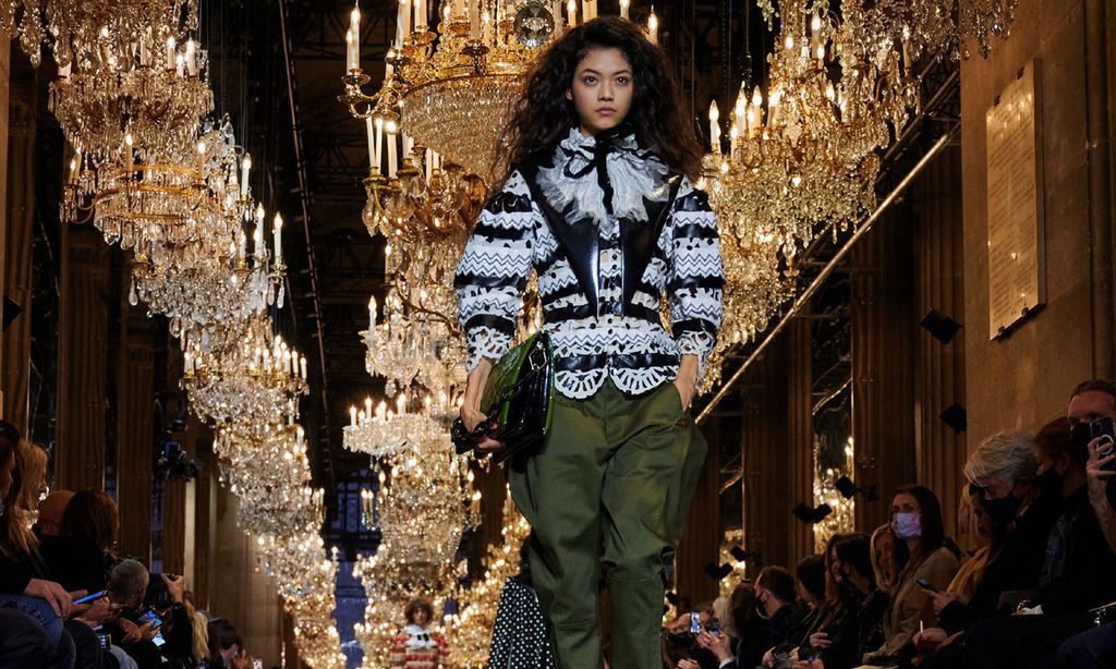 El viaje en el tiempo de Louis Vuitton con vestidos rococó, vaqueros y botines 'peep toe'