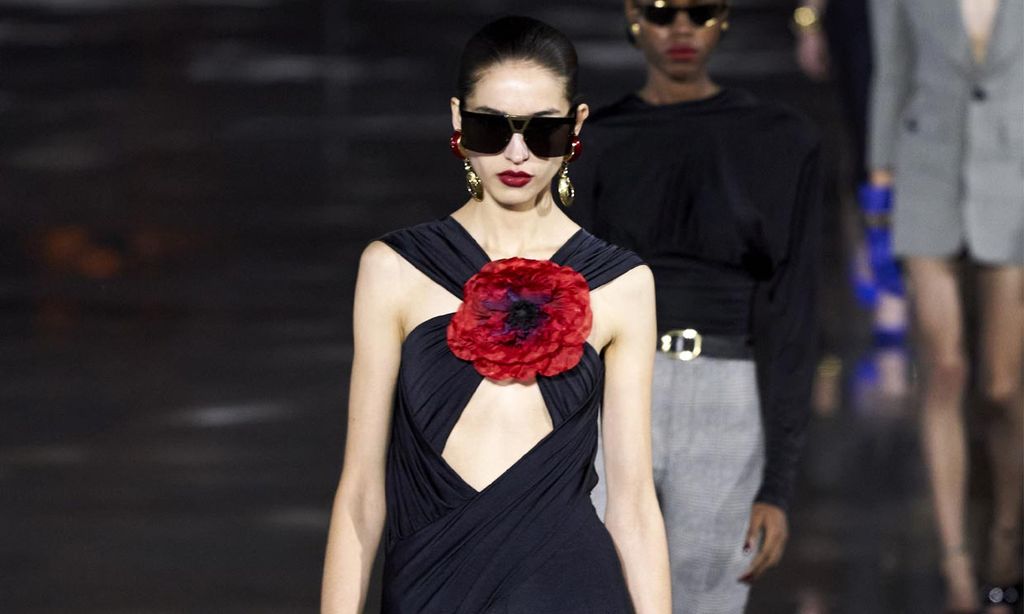 Saint Laurent vuelve a desfilar en París al ritmo de Rocío Jurado