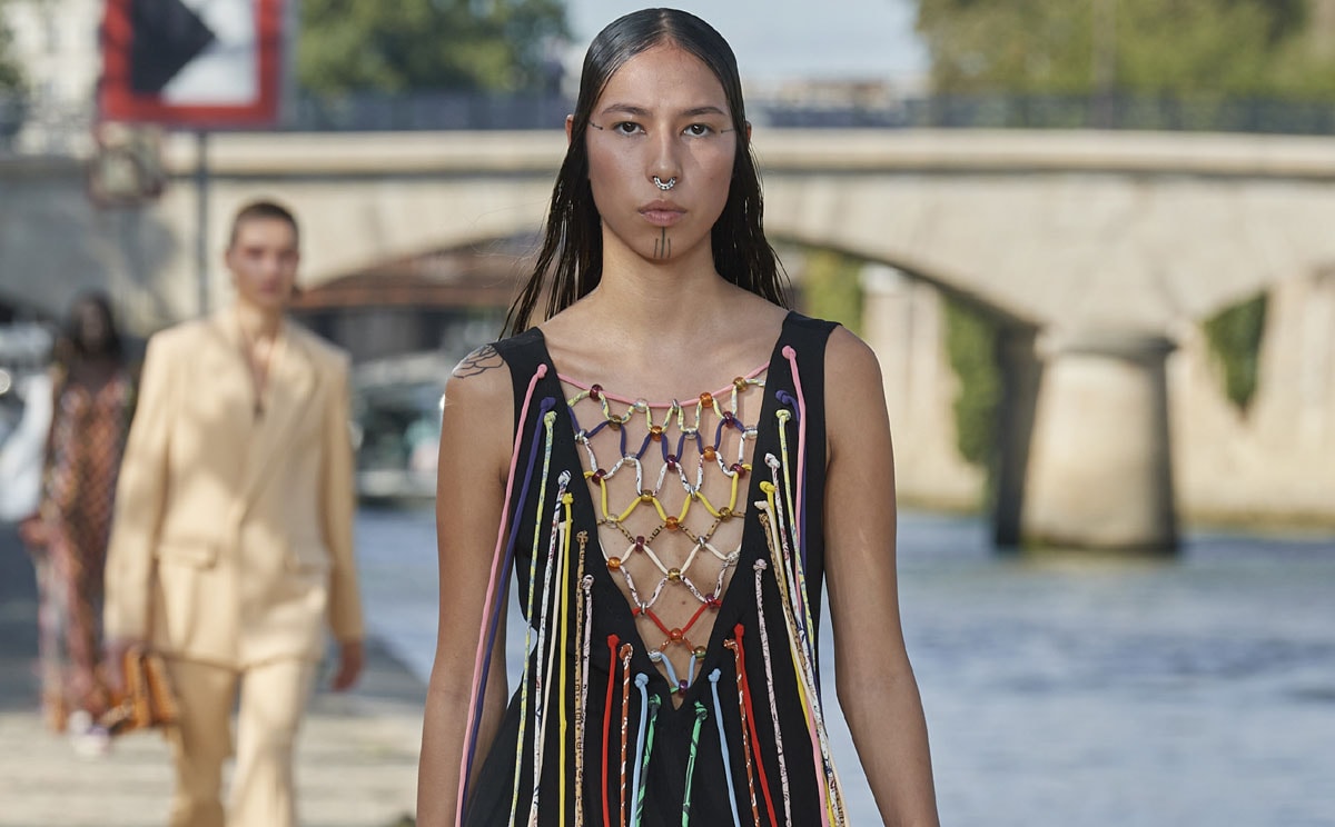 Vestidos de ganchillo, detalles artesanales y calzado cómodo en el armario de Chloé para el verano 2022