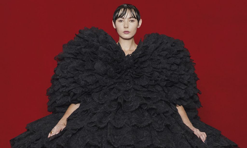 Balenciaga fusiona alta costura y 'streetwear' en un falso estreno de cine con final inesperado
