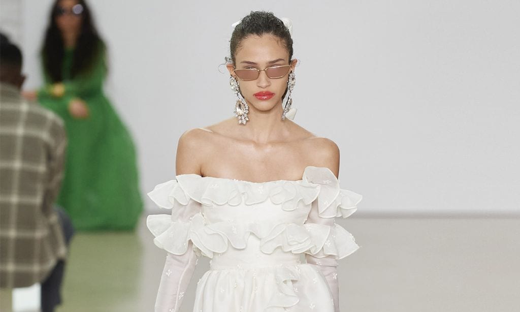 ¿Flores románticas junto a 'crop tops'? La última colección de Giambattista Valli es la mezcla perfecta