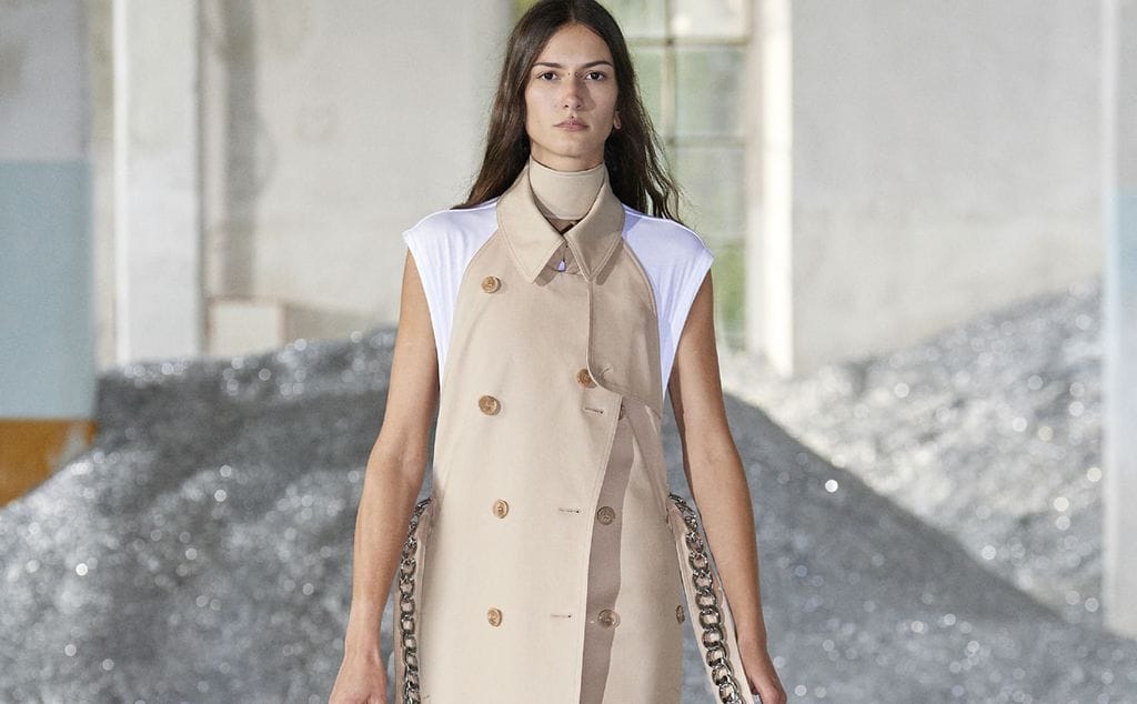 Burberry reimagina la gabardina en un desfile que hay que mirar dos veces