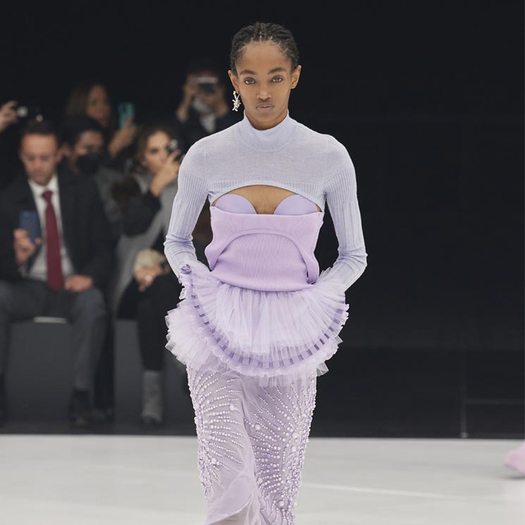 Americanas sobrias con vestidos bohemios, tops superpuestos y otros contrastes que serán tendencia según Givenchy