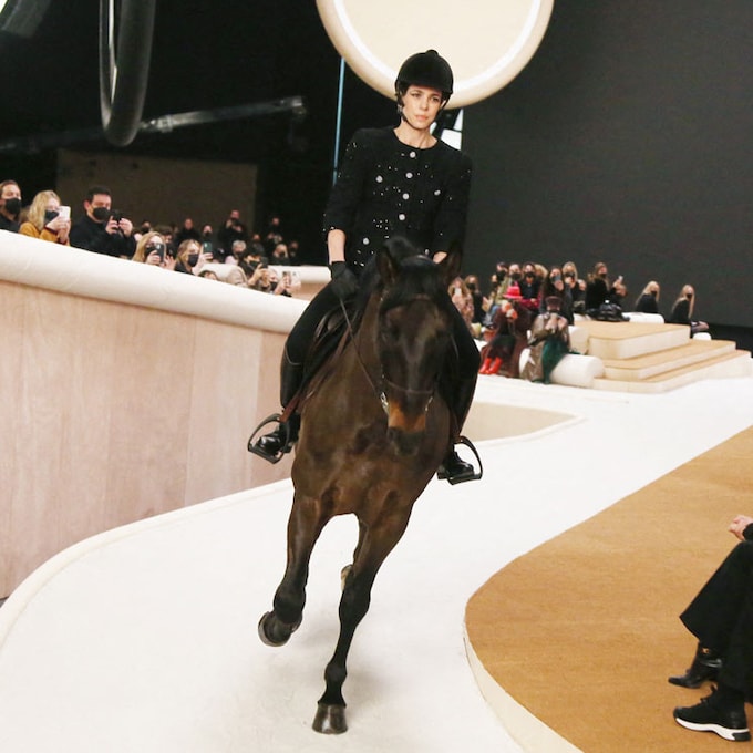 Carlota Casiraghi debuta como modelo de pasarela para Chanel... ¡montada a caballo!