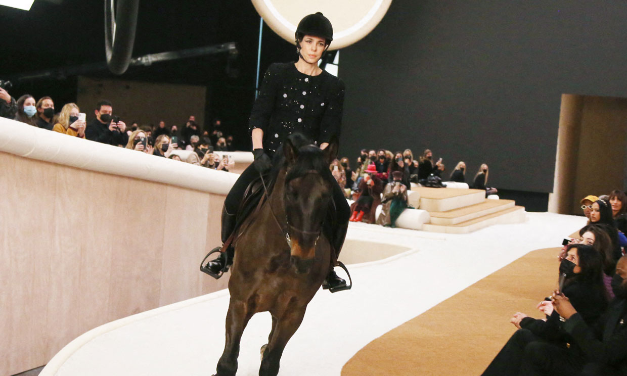 Carlota Casiraghi debuta como modelo de pasarela para Chanel... ¡montada a caballo!