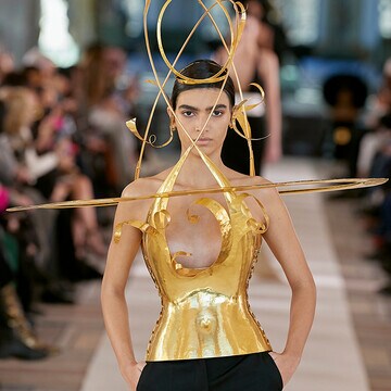 Vuelve el universo surrealista de Schiaparelli con los vestidos llamados a triunfar entre las 'celebrities'