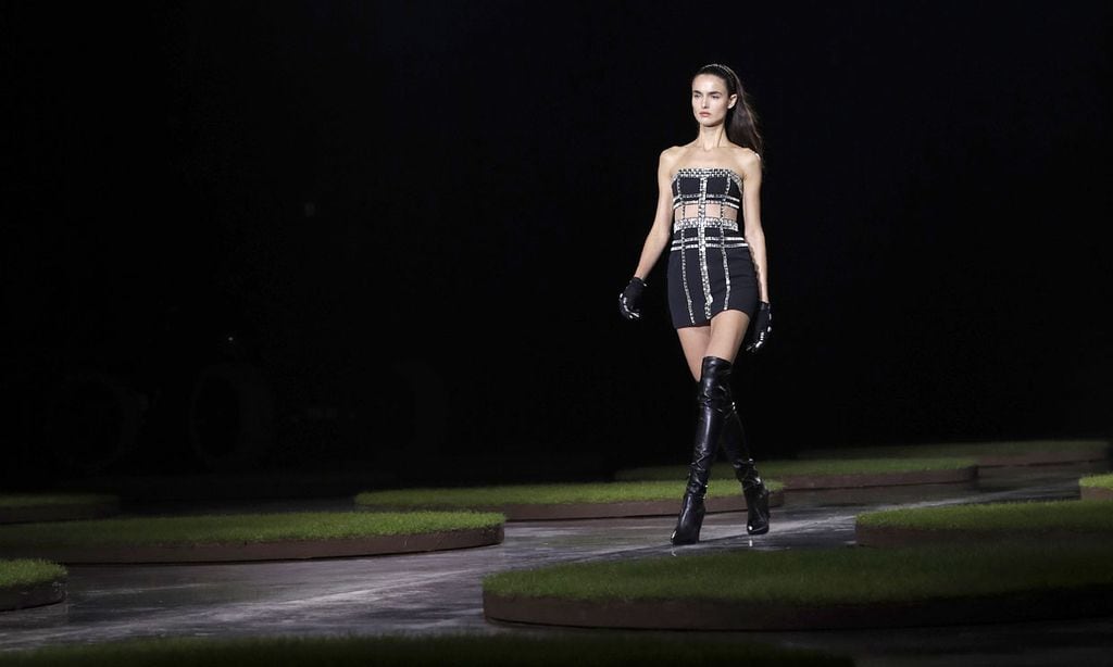 Dos años después, Blanca Padilla retorna imponente a la pasarela