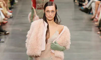 Fendi recuerda a Karl Lagerfeld a través de una colección muy femenina