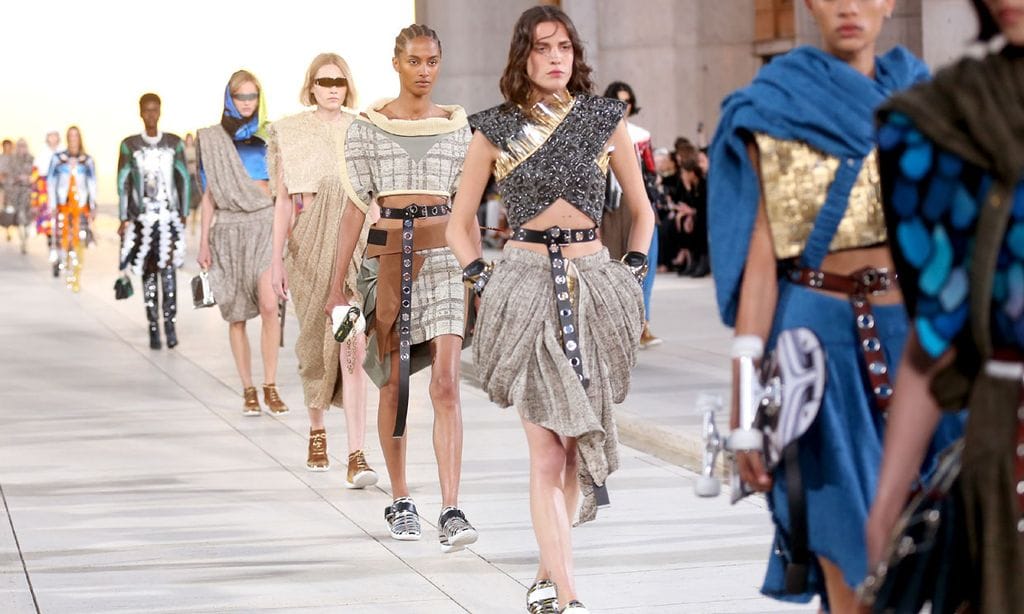 Louis Vuitton se atreve con hombreras 'XXL' y bolsos reflectantes bajo el sol de California
