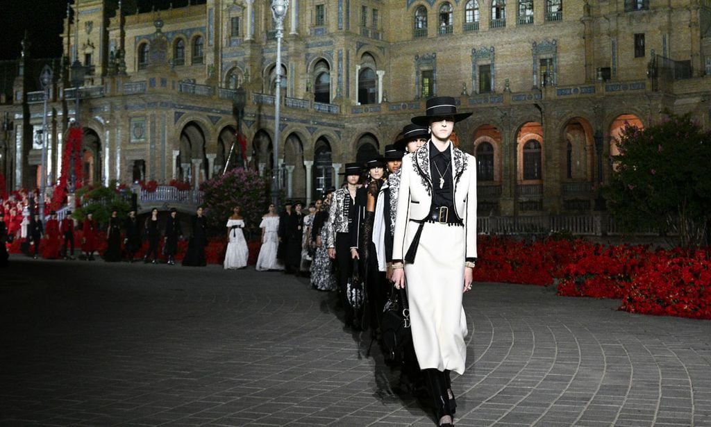Entre millones de flores y flamenco, Dior presenta en Sevilla su colección Crucero 2023