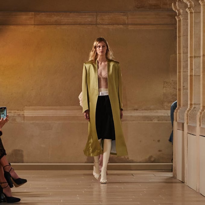 Victoria Beckham debuta en Paris Fashion Week con una colección minimalista y muy 'sexy'