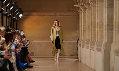 Victoria Beckham debuta en Paris Fashion Week con una colección minimalista y muy 'sexy'