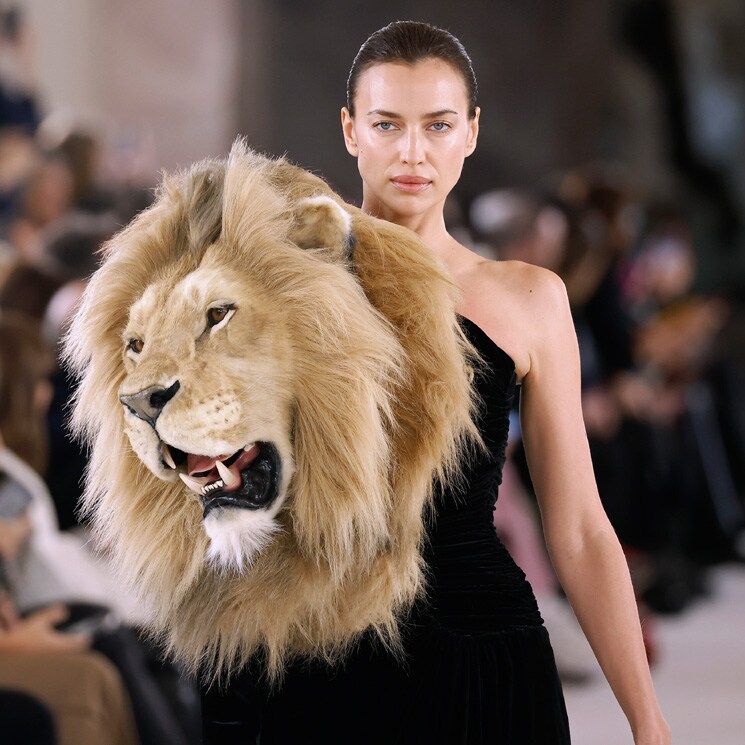El vestido 'cabeza de león' de Irina Shayk y otros lookazos virales en el desfile de Schiaparelli